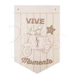 Banderín, más silueta de moto en madera y texto en cartón. 28x42CM Dayka